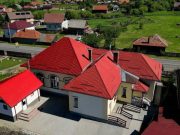 Damian Drăghici a inaugurat Școala Primară & Grădinița din inima comunității rome din cartierul Moglănești, județul Harghita, renovate de Asociația BookLand