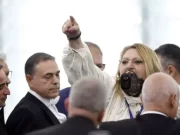 Șoșoacă cu botniță – dată afară din Parlamentul European! Imagini uluitoare (VIDEO)