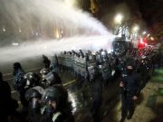 Tensiunile continuă în Georgia: protestele pro-UE întâmpinate cu tunuri cu apă și gaze lacrimogene
