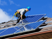 Fonduri de 900 milioane EUR prin PNRR: Proiecte pentru panouri solare și reabilitări termice, cu noi termene de aplicare