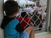 Mureș: Copii cu dizabilități încuiați în camere și tratați cu medicamente expirate – județul se confruntă cu un nou scandal al neglijenței autorităților