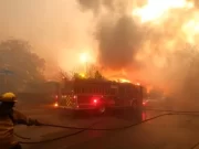 Incendiul din Los Angeles își schimbă direcția, amenințând noi zone!