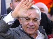 Poporul este alături de el! „Georgescu Președinte!” – sute de români l-au aplaudat la ieșirea de la Parchet