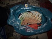 Peste 10.000 de țigări, 900 de litri alcool distilat și 68.000 de euro, ridicați în urma a 5 percheziții