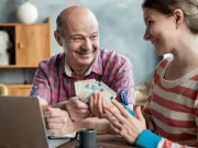 ANAF explică: Când pot fi taxați banii transferați între rude și de ce s-a vorbit de un impozit de 70%