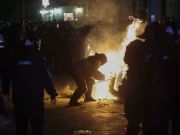 Proteste de la București din fața BEC, deturnate de un grup de huligani după respingerea candidaturii lui Călin Georgescu