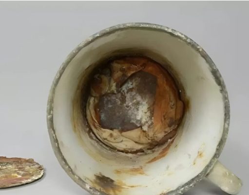 Descoperire uimitoare la Muzeul Auschwitz: obiecte ascunse într-o cană timp de 70 de Ani