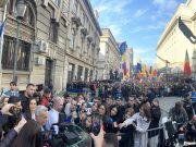 (Video) Călin Georgescu şi-a depus candidatura la alegerile prezidențiale, susținut de mii de oameni în fața BEC