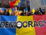 Românii din diaspora, în stradă la Bruxelles! Protest masiv în fața Parlamentului European față de anularea alegerilor