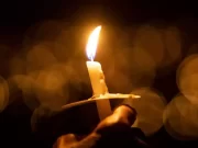 De ce merg credincioșii la biserică în Noaptea de Înviere și ce semnificație are Lumina Sfântă