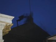 Fum negru la Vatican: primul vot din conclav nu a adus un nou papă