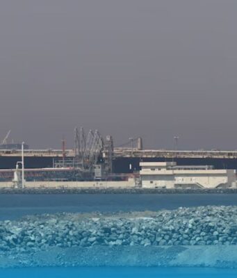 Emiratele Arabe Unite sfidează pericolul! Petroliere ascunse cu sistemele de localizare oprite traversează Strâmtoarea Ormuz pline cu petrol, în ciuda amenințărilor iraniene